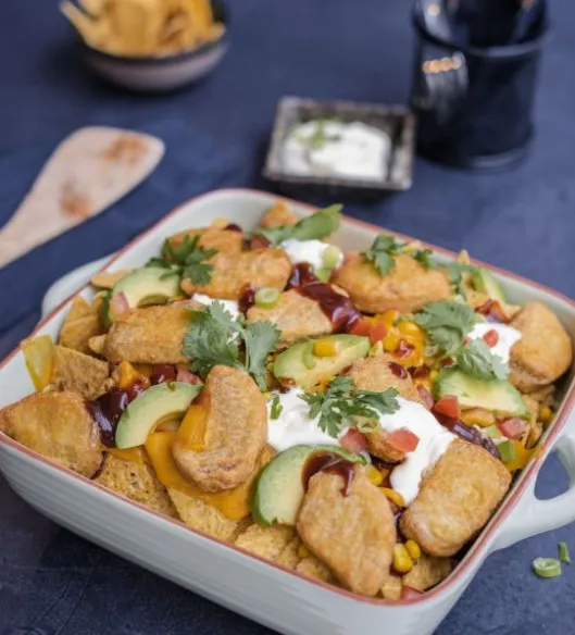 Loaded BBQ nachos met nuggets