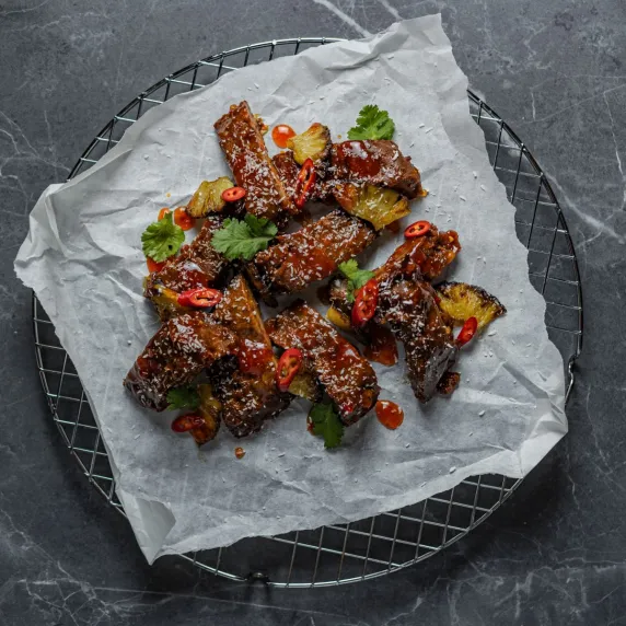 Piri Piri Ribs met ananas, kokos en peterselie