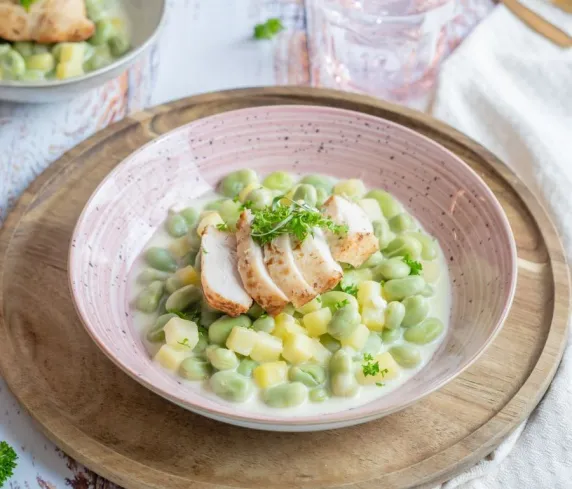 Kipfilet met tuinbonen en groene kruiden