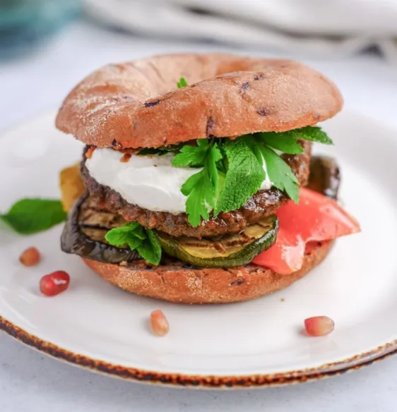 Meat-You-Halfway hybride hamburger op bagel