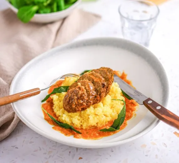 Polenta met Meat-You-Halfway gehaktbal, tomatensaus en ricotta