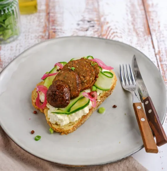 Maisbrood met Meat-You-Halfway gehaktbal, hüttenkase en komkommer