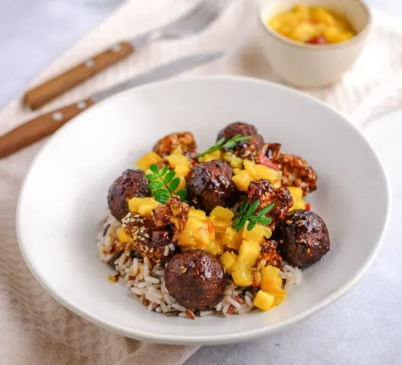 Rijstsalade met hybride gehaktballetjes, sticky bloemkool en mango salsa