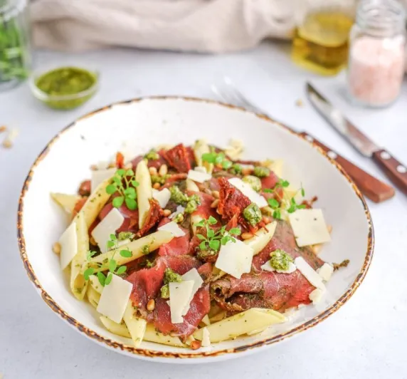 Pastasalade met Meat-You-Halfway carpaccio en pesto