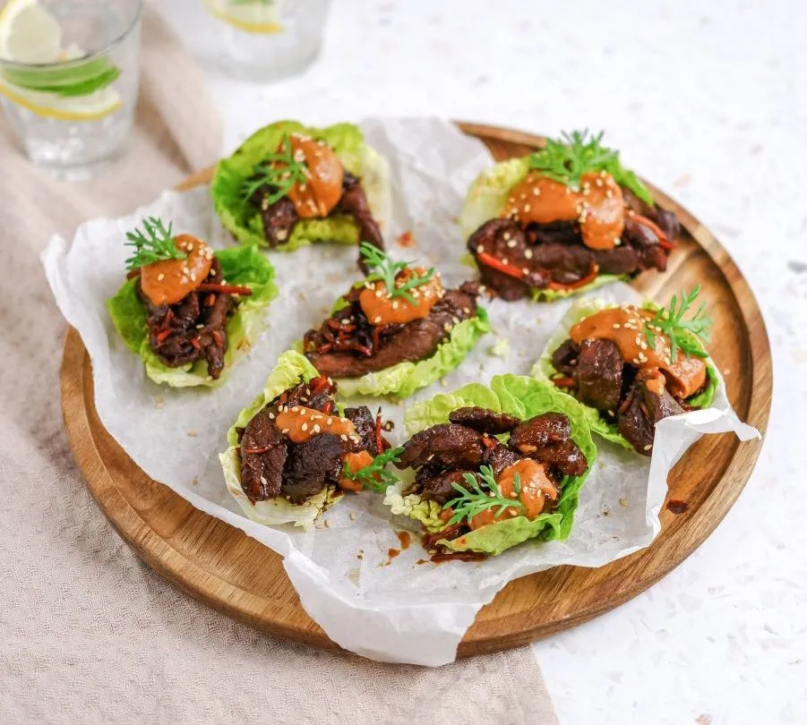 Little gem bites met beef flakes, gember en soja