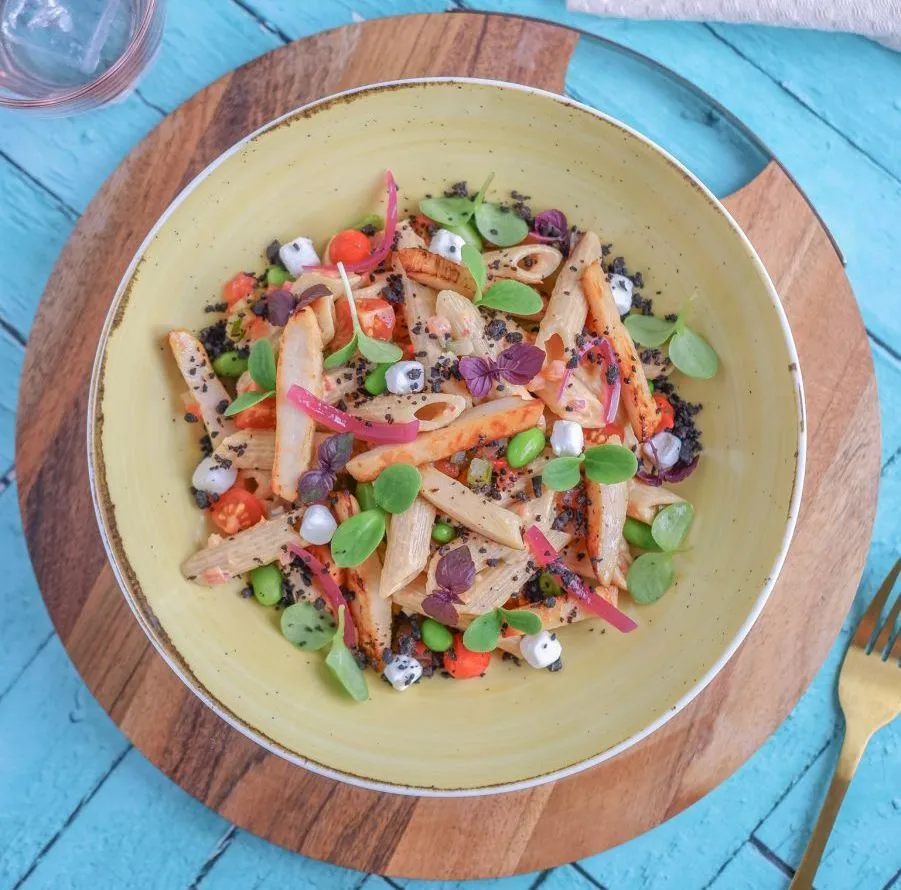 Pastasalade met kipreepjes, zoetzure meloen en crumble van olijf