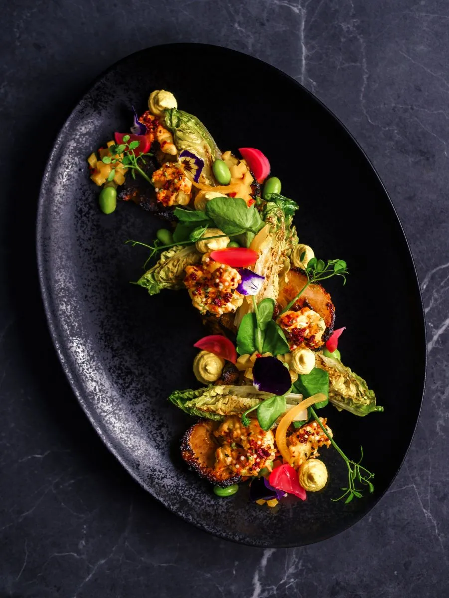 Salade met buikspek, BBQ humus en gefrituurde knolselderij