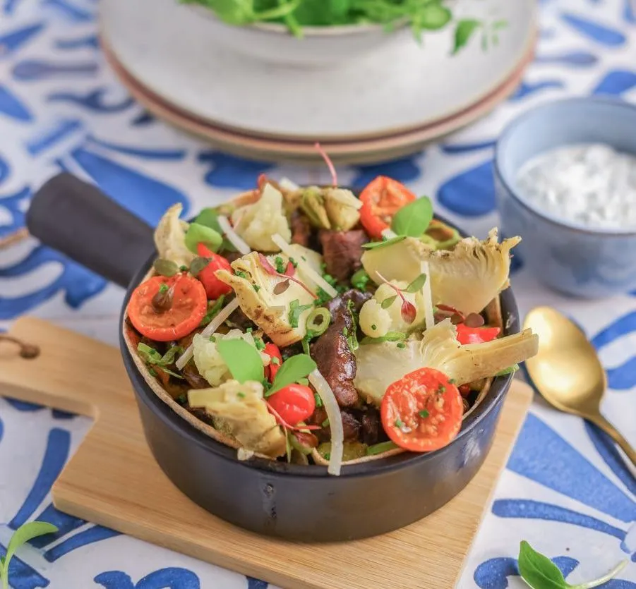 Griekse wrap met beef flakes, tzatziki en gegrilde groenten