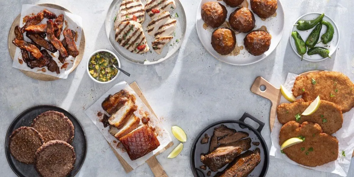 Borden met Beter Leven gehaktballen, hamburgers en schnitzels