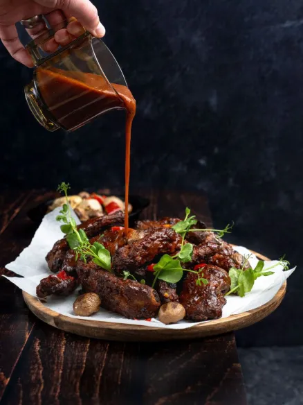 Single ribs met cola saus en gegrilde groenten