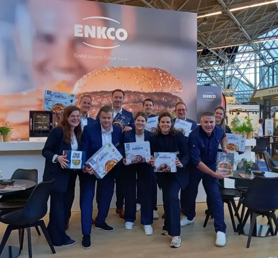 Enkco team poseert met hero dozen op de Horecava stand