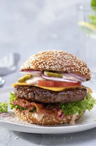 Broodje hamburger Beter Leven geserveerd op bord met lichte achtergrond