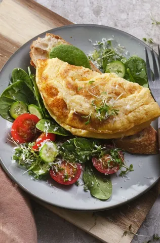 Omelet met groene salade op een bord