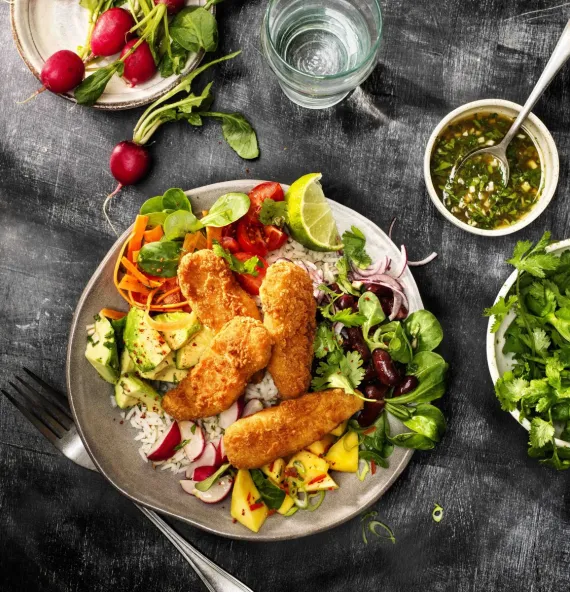 Vegan chicken tenders op een salade